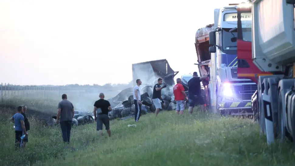 (FOTO) Pogledajte šta je ostalo od kamiona nakon nesreće na autoputu kod Šimanovaca