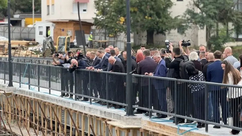 Minić i Macut u Višegradu: Obišli radove na rekonstrukciji pješačkog mosta na Rzavu